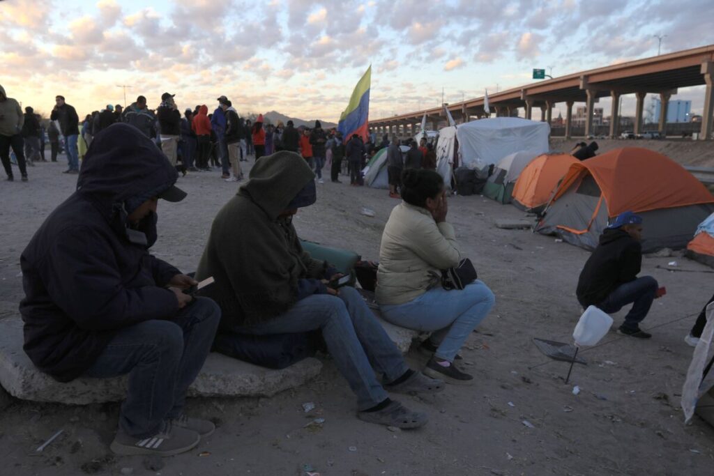 Migrantes Desesperados Cruzan Frontera De M Xico Hacia Eeuu Venezuela Usa