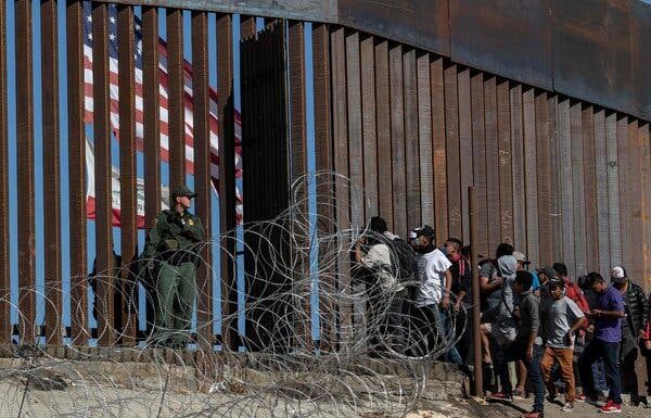 Migrantes buscan desesperados salir del sur de México ante finalización del Título 42