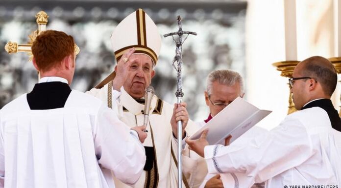 El papa clama en Navidad por superar las divisiones y callar las armas en el mundo