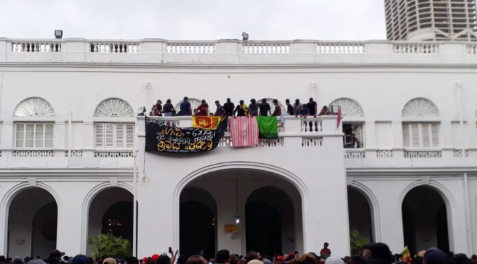 Presidente de Sri Lanka huye de su residencia antes de ser atacada por manifestantes