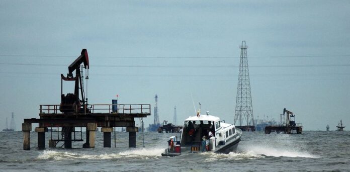 FOTO DE ARCHIVO: Un barco con trabajadores en un campo petrolero en el lago occidental de Maracaibo, en Venezuela.