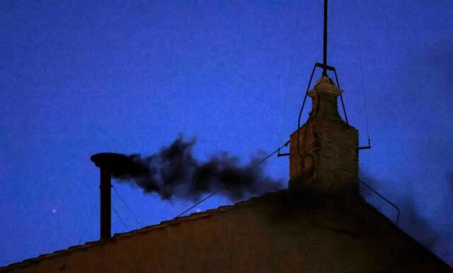 Humo negro en la primera votación del Cónclave: No hay acuerdo para elegir nuevo papa