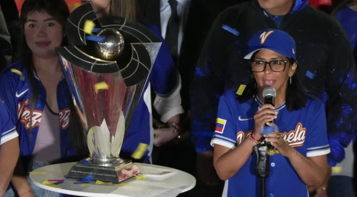Peloteros venezolanos no se reunieron con la interina Delcy Rodríguez y solo le enviaron el trofeo del Clásico Mundial de Beisbol