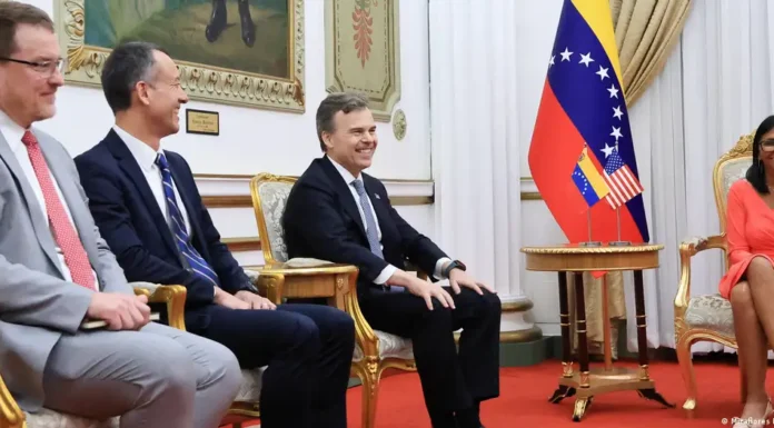 Delcy Rodríguez recibe al nuevo encargado de negocios de EE.UU.