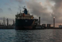 Exxon negocia los derechos para explotar petróleo en Venezuela y poner fin al conflicto con sus gobernantes socialistas, según el New York Times