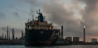 Exxon negocia los derechos para explotar petróleo en Venezuela y poner fin al conflicto con sus gobernantes socialistas, según el New York Times