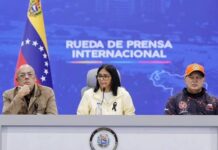 Delcy Rodríguez se vio acorralada por preguntas de la prensa extranjera y denunció «laboratorio mediático»
