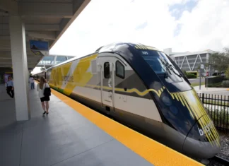 Brightline reestructura su deuda en el tribunal de quiebras, pero sus trenes de alta velocidad seguirán funcionando en Florida