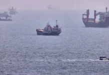 EEUU saca de Ormuz millones de barriles de petróleo en pleno bombardeo, según informes