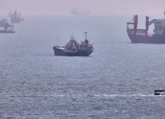 EEUU saca de Ormuz millones de barriles de petróleo en pleno bombardeo, según informes