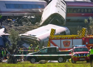 Al menos 30 muertos tras accidente entre dos trenes en España