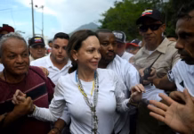 María Corina Machado recorrió zonas afectadas por los terremotos en La Guaira