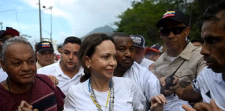 María Corina Machado recorrió zonas afectadas por los terremotos en La Guaira